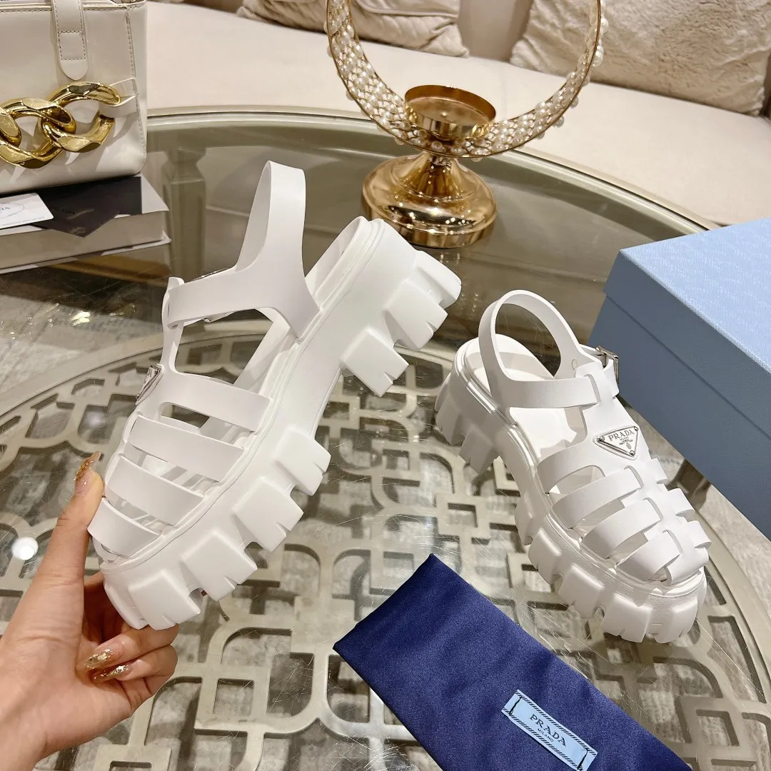 👟👟Ex-factory price 440👟👟 Prada's new spring and summer sawtooth Roman thick-soled rubber sandals, retro, fashionable and avant-garde gear teeth 55mm, thick-soled soles with rubber uppers, making the whole pair of shoes light and comfortable, bright colors, satisfying a variety of choices for fashionable people with different styles! The iconic metal triangle logo is paired with the shape of ancient beach sandals. Every design element is fashionable! Code number 35-40